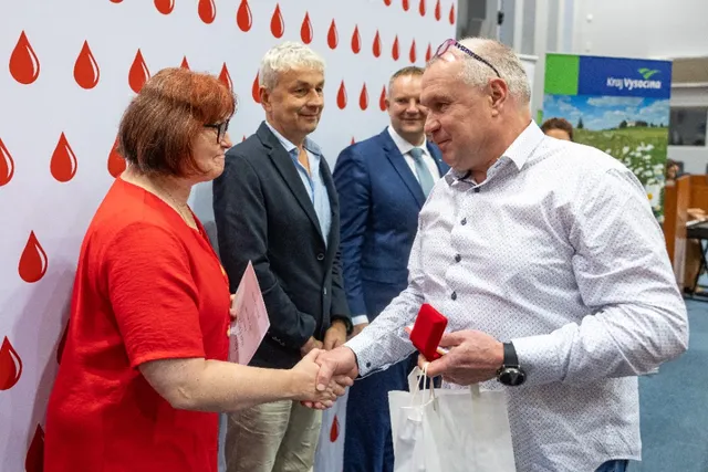 Slavnostní předávání Zlatého kříže ČČK 2. třídy pro bezpříspěvkové dárce za 120 odběrů krve, které proběhlo dne 13.10.2026