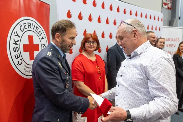 Slavnostní předávání Zlatého kříže ČČK 2. třídy pro bezpříspěvkové dárce za 120 odběrů krve, které proběhlo dne 13.10.2026