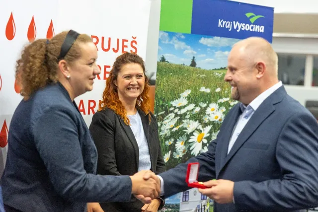 Slavnostní předávání Zlatého kříže ČČK 2. třídy pro bezpříspěvkové dárce za 120 odběrů krve, které proběhlo dne 13.10.2026