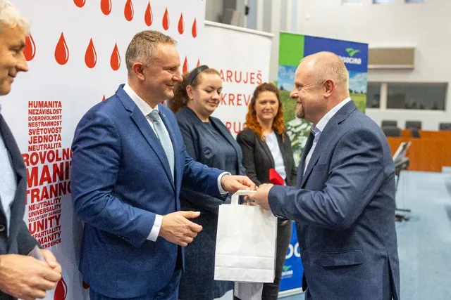 Slavnostní předávání Zlatého kříže ČČK 2. třídy pro bezpříspěvkové dárce za 120 odběrů krve, které proběhlo dne 13.10.2026