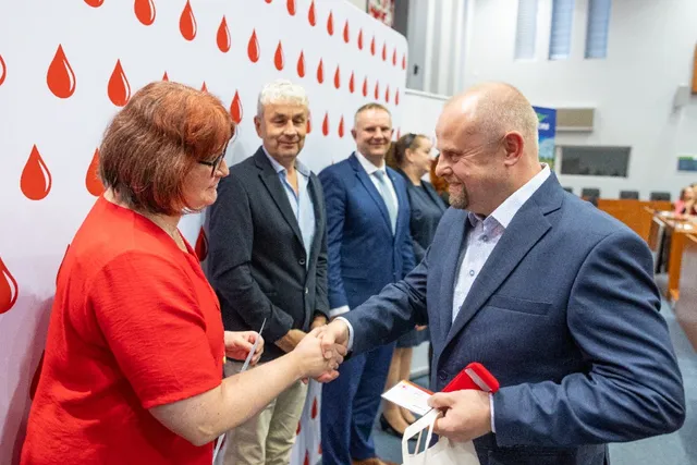 Slavnostní předávání Zlatého kříže ČČK 2. třídy pro bezpříspěvkové dárce za 120 odběrů krve, které proběhlo dne 13.10.2026