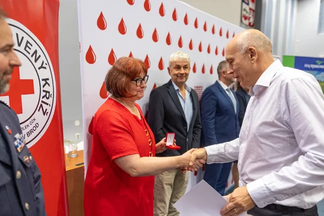 Slavnostní předávání Zlatého kříže ČČK 2. třídy pro bezpříspěvkové dárce za 120 odběrů krve, které proběhlo dne 13.10.2026