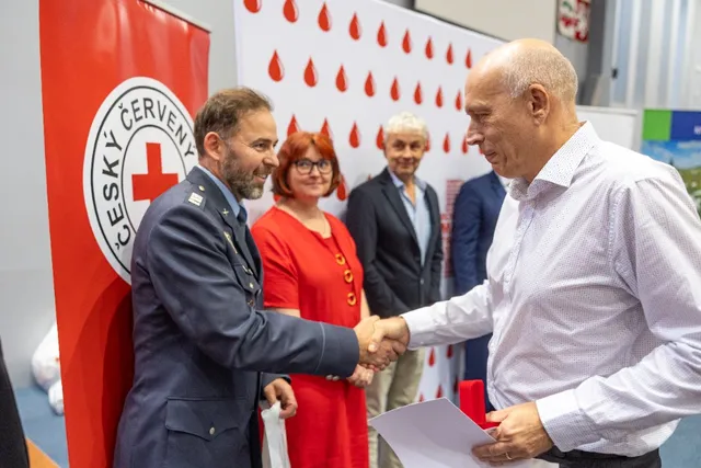 Slavnostní předávání Zlatého kříže ČČK 2. třídy pro bezpříspěvkové dárce za 120 odběrů krve, které proběhlo dne 13.10.2026