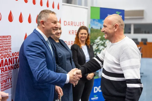 Slavnostní předávání Zlatého kříže ČČK 2. třídy pro bezpříspěvkové dárce za 120 odběrů krve, které proběhlo dne 13.10.2026
