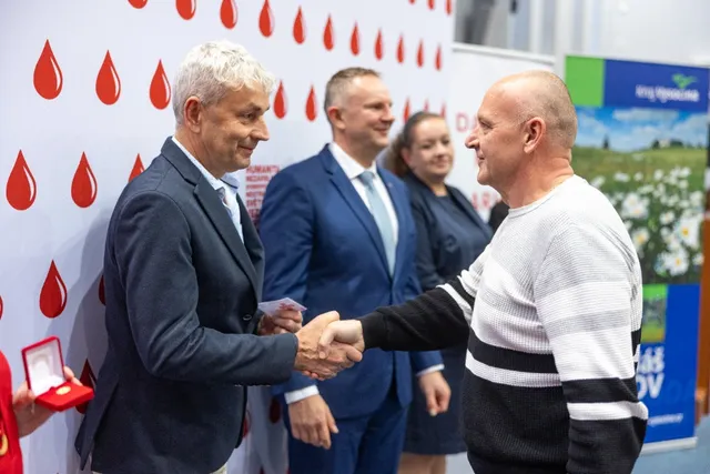 Slavnostní předávání Zlatého kříže ČČK 2. třídy pro bezpříspěvkové dárce za 120 odběrů krve, které proběhlo dne 13.10.2026