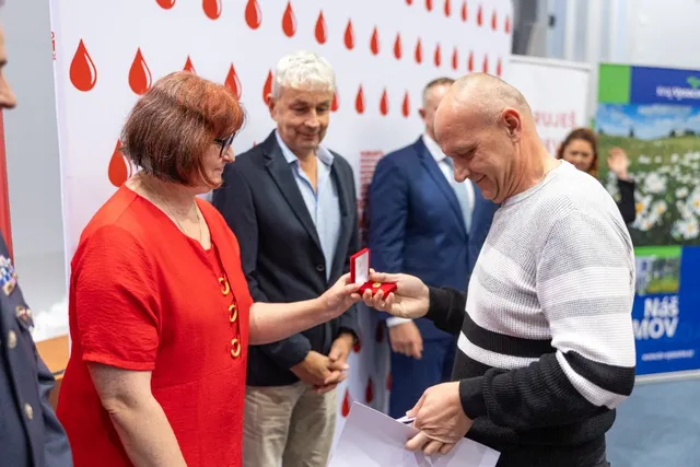 Slavnostní předávání Zlatého kříže ČČK 2. třídy pro bezpříspěvkové dárce za 120 odběrů krve, které proběhlo dne 13.10.2026