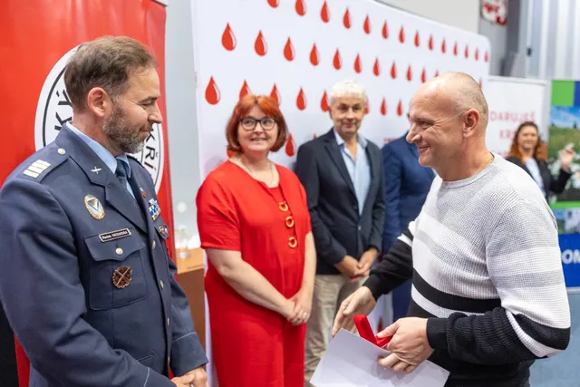 Slavnostní předávání Zlatého kříže ČČK 2. třídy pro bezpříspěvkové dárce za 120 odběrů krve, které proběhlo dne 13.10.2026