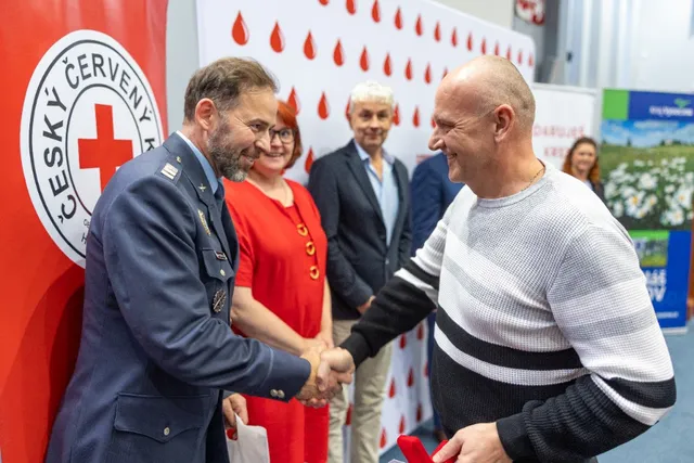 Slavnostní předávání Zlatého kříže ČČK 2. třídy pro bezpříspěvkové dárce za 120 odběrů krve, které proběhlo dne 13.10.2026