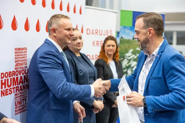 Slavnostní předávání Zlatého kříže ČČK 2. třídy pro bezpříspěvkové dárce za 120 odběrů krve, které proběhlo dne 13.10.2026