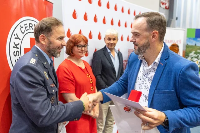 Slavnostní předávání Zlatého kříže ČČK 2. třídy pro bezpříspěvkové dárce za 120 odběrů krve, které proběhlo dne 13.10.2026