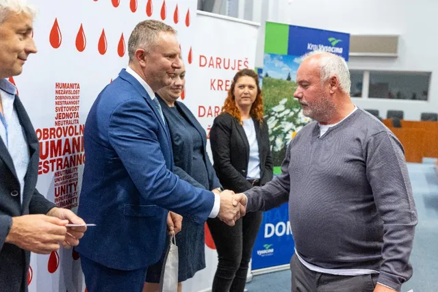 Slavnostní předávání Zlatého kříže ČČK 2. třídy pro bezpříspěvkové dárce za 120 odběrů krve, které proběhlo dne 13.10.2026