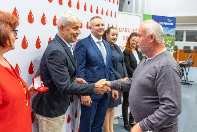 Slavnostní předávání Zlatého kříže ČČK 2. třídy pro bezpříspěvkové dárce za 120 odběrů krve, které proběhlo dne 13.10.2026