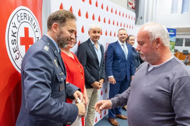 Slavnostní předávání Zlatého kříže ČČK 2. třídy pro bezpříspěvkové dárce za 120 odběrů krve, které proběhlo dne 13.10.2026