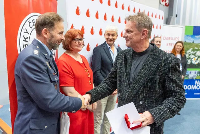 Slavnostní předávání Zlatého kříže ČČK 2. třídy pro bezpříspěvkové dárce za 120 odběrů krve, které proběhlo dne 13.10.2026