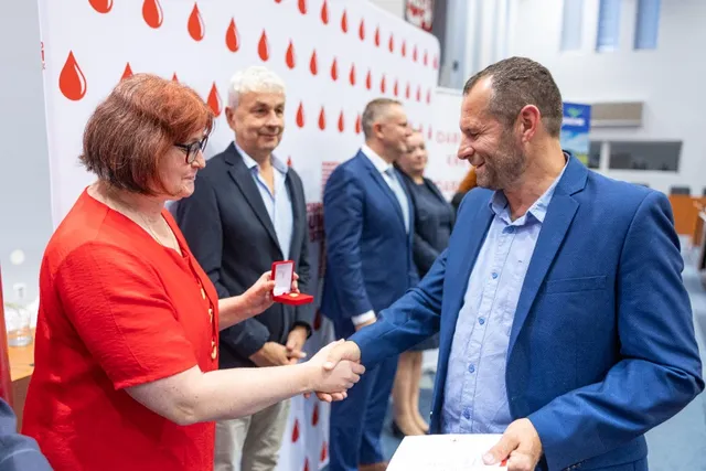 Slavnostní předávání Zlatého kříže ČČK 2. třídy pro bezpříspěvkové dárce za 120 odběrů krve, které proběhlo dne 13.10.2026