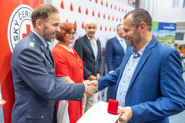 Slavnostní předávání Zlatého kříže ČČK 2. třídy pro bezpříspěvkové dárce za 120 odběrů krve, které proběhlo dne 13.10.2026