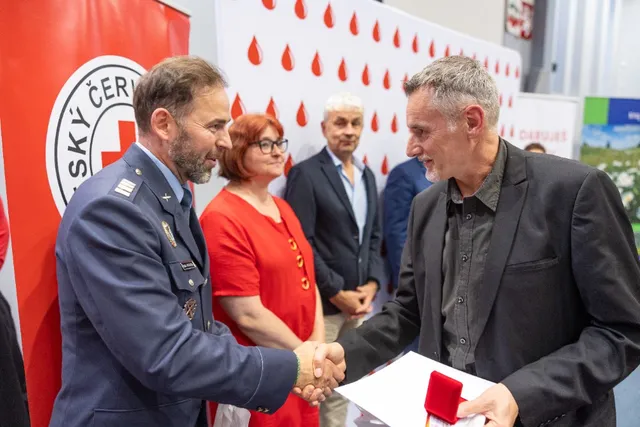 Slavnostní předávání Zlatého kříže ČČK 2. třídy pro bezpříspěvkové dárce za 120 odběrů krve, které proběhlo dne 13.10.2026