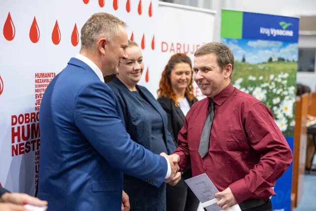 Slavnostní předávání Zlatého kříže ČČK 2. třídy pro bezpříspěvkové dárce za 120 odběrů krve, které proběhlo dne 13.10.2026