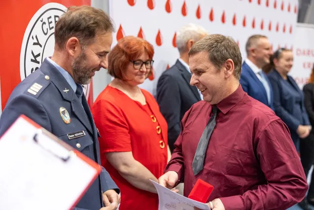 Slavnostní předávání Zlatého kříže ČČK 2. třídy pro bezpříspěvkové dárce za 120 odběrů krve, které proběhlo dne 13.10.2026
