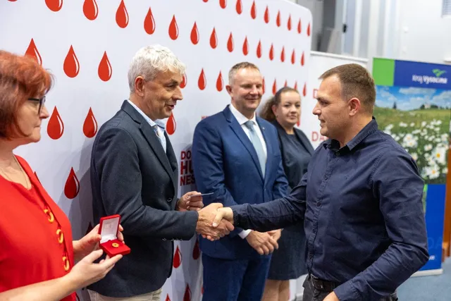 Slavnostní předávání Zlatého kříže ČČK 2. třídy pro bezpříspěvkové dárce za 120 odběrů krve, které proběhlo dne 13.10.2026
