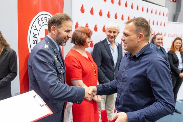 Slavnostní předávání Zlatého kříže ČČK 2. třídy pro bezpříspěvkové dárce za 120 odběrů krve, které proběhlo dne 13.10.2026