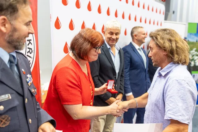 Slavnostní předávání Zlatého kříže ČČK 2. třídy pro bezpříspěvkové dárce za 120 odběrů krve, které proběhlo dne 13.10.2026