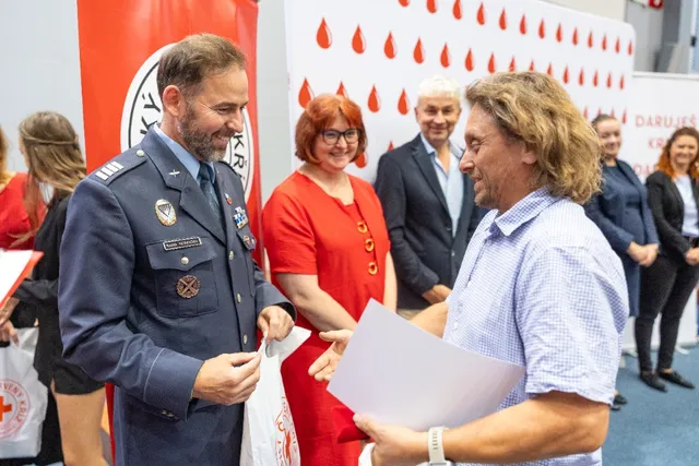 Slavnostní předávání Zlatého kříže ČČK 2. třídy pro bezpříspěvkové dárce za 120 odběrů krve, které proběhlo dne 13.10.2026
