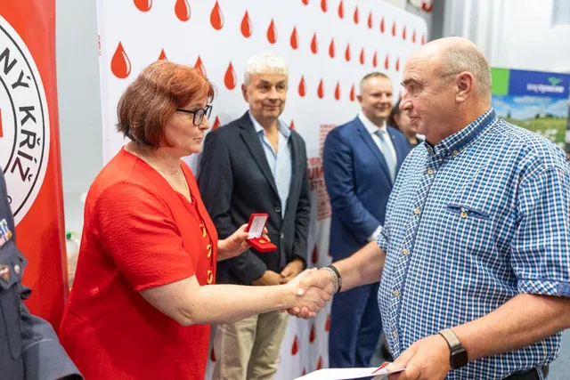 Slavnostní předávání Zlatého kříže ČČK 2. třídy pro bezpříspěvkové dárce za 120 odběrů krve, které proběhlo dne 13.10.2026