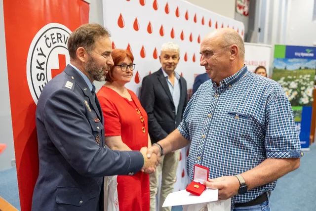 Slavnostní předávání Zlatého kříže ČČK 2. třídy pro bezpříspěvkové dárce za 120 odběrů krve, které proběhlo dne 13.10.2026