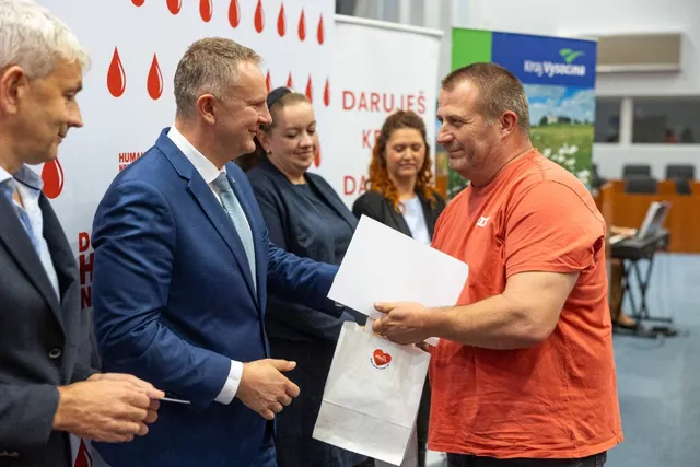 Slavnostní předávání Zlatého kříže ČČK 2. třídy pro bezpříspěvkové dárce za 120 odběrů krve, které proběhlo dne 13.10.2026