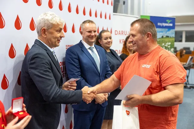 Slavnostní předávání Zlatého kříže ČČK 2. třídy pro bezpříspěvkové dárce za 120 odběrů krve, které proběhlo dne 13.10.2026