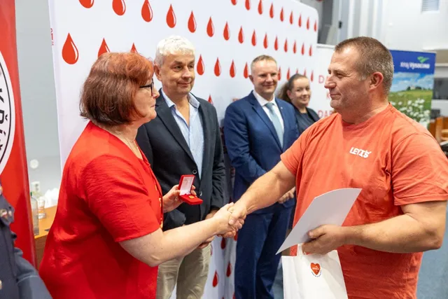 Slavnostní předávání Zlatého kříže ČČK 2. třídy pro bezpříspěvkové dárce za 120 odběrů krve, které proběhlo dne 13.10.2026