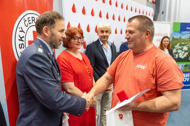 Slavnostní předávání Zlatého kříže ČČK 2. třídy pro bezpříspěvkové dárce za 120 odběrů krve, které proběhlo dne 13.10.2026