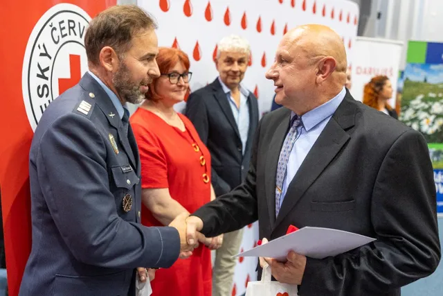 Slavnostní předávání Zlatého kříže ČČK 2. třídy pro bezpříspěvkové dárce za 120 odběrů krve, které proběhlo dne 13.10.2026